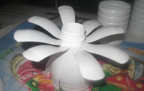 Ромашки из бутылок своими руками. Белые ромашки из пластиковых бутылок