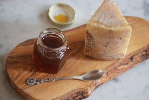 Блюдо сыр с медом. Какой сыр едят с медом? Или какой мед едят с сыром? О сыре с медом