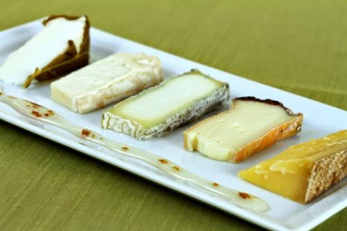 Блюдо сыр с медом. Какой сыр едят с медом? Или какой мед едят с сыром? О сыре с медом