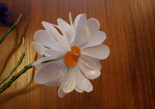 Ромашки из бутылок своими руками. Белые ромашки из пластиковых бутылок