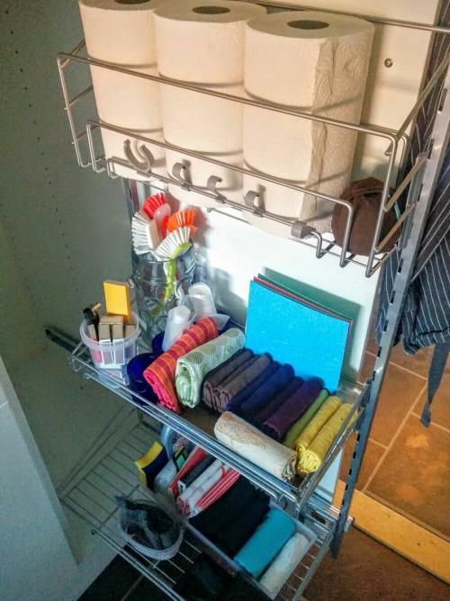 Как удобно хранить швабры. Где хранить швабры и ведра в современной квартире?