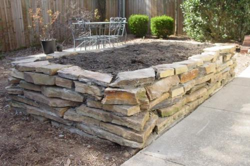 Из чего можно сделать ограждения для грядок своими руками. Ограждения для грядок из камня или кирпича