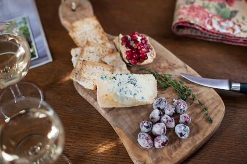 Сырная тарелка с медом и орехами. Cырная тарелка с медом 20