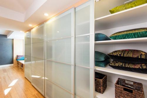 Интерьер гостиной со шкафом купе. Шкаф-купе в гостиную 07 Интерьер гостиной со шкафом купе. Шкаф-купе в гостиную 07