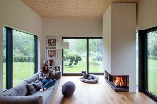 Французские окна в частном доме. ПАНОРАМНЫЕ ОКНА В ЧАСТНОМ ДОМЕ: СОВЕТЫ ПО ВЫБОРУ РАЗДВИЖНЫХ КОНСТРУКЦИЙ