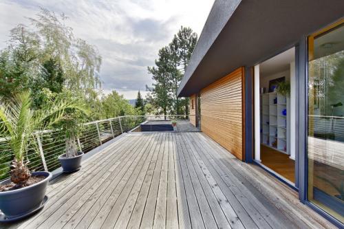 Французские окна в частном доме. ПАНОРАМНЫЕ ОКНА В ЧАСТНОМ ДОМЕ: СОВЕТЫ ПО ВЫБОРУ РАЗДВИЖНЫХ КОНСТРУКЦИЙ