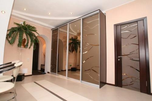 Интерьер гостиной со шкафом купе. Шкаф-купе в гостиную 04 Интерьер гостиной со шкафом купе. Шкаф-купе в гостиную 04