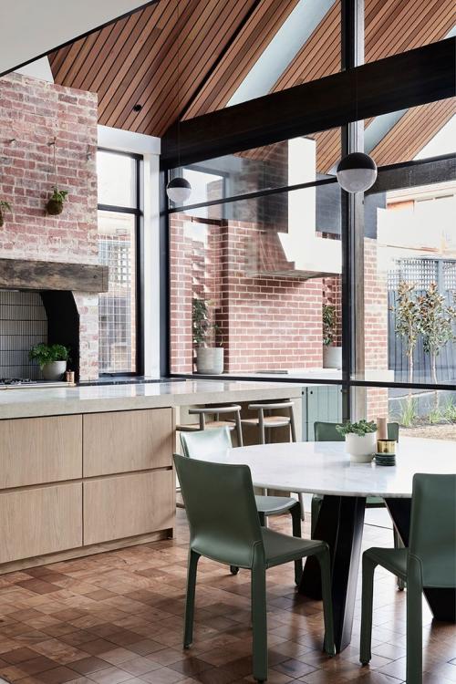 Современная реконструкция старинного дома 01