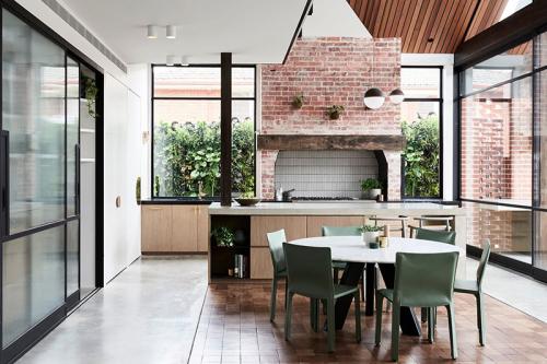 Современная реконструкция старинного дома 07