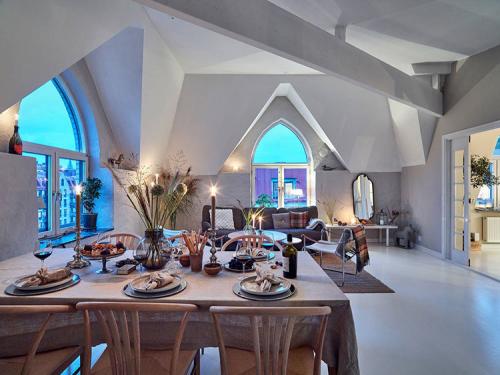 Мансардная квартира с великолепными арочными окнами 14