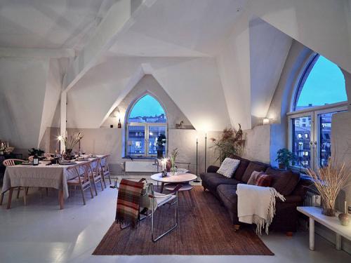 Мансардная квартира с великолепными арочными окнами 11