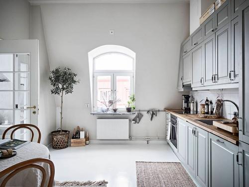 Мансардная квартира с великолепными арочными окнами 17