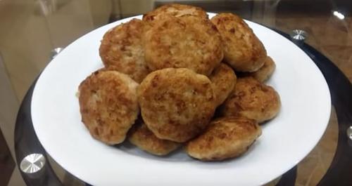 Что добавить в куриный фарш, чтобы котлеты сочными были. Вкусные и сочные котлеты из куриного фарша на сковороде