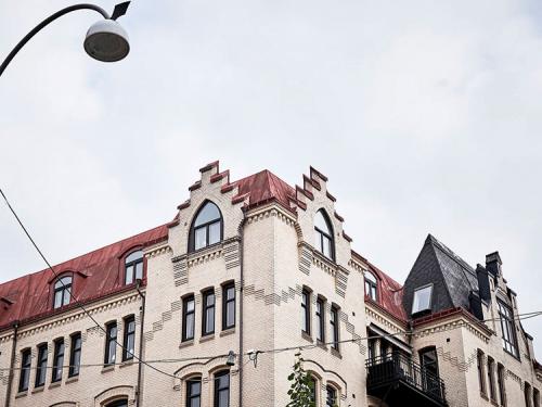 Мансардная квартира с великолепными арочными окнами 04