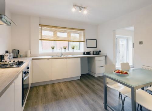 Пол на кухне своими руками. Чем руководствуются при выборе пола?