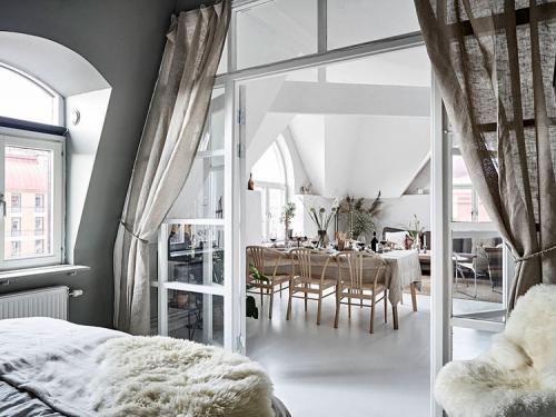 Мансардная квартира с великолепными арочными окнами 10