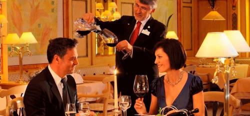 Правила этикета за столом приборы. Столовый этикет. Правила поведения за столом