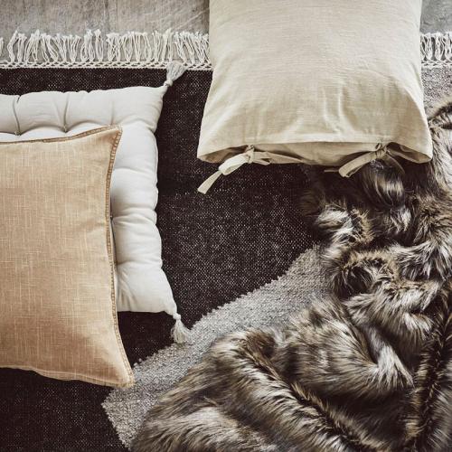 Уютная атмосфера с видом на озеро 04