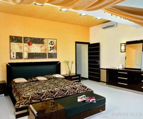 Какой цвет обоев для спальни выбрать. Классические обои в интерьере спальни 28