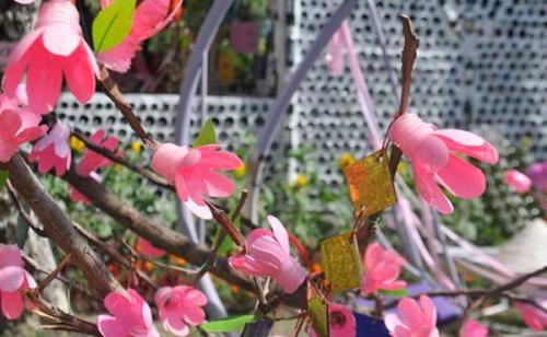 Вьющиеся цветы из пластиковых бутылок. Как сделать цветы из пластиковых бутылок? 4 мастер-класса с фото