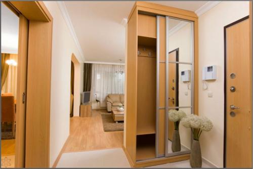 Шкаф в узкой нише. Особенности и преимущества