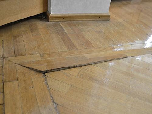 Что делать если паркет поднялся после потопа. Ремонт паркета после залива водой