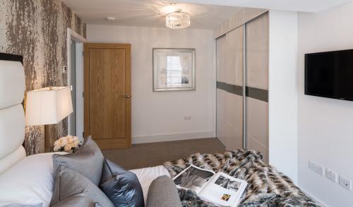 Шкаф купе в комнате. Основные преимущества использования шкафов-купе в спальне