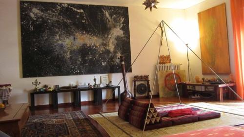 В индийском стиле комната. Мебель и аксессуары 03