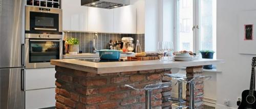 Барная стойка из кирпича в кафе. Кирпичная барная стойка