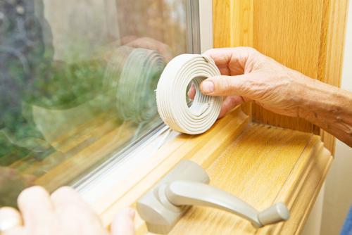 Как заклеить окна мукой. Создаём комфортные условия: чем заклеить окна от сквозняков, солнечных лучей и от посторонних глаз