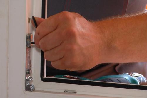 Как перевести окна в летний режим. Порядок перевода пластиковых окон в зимний и в летний режим