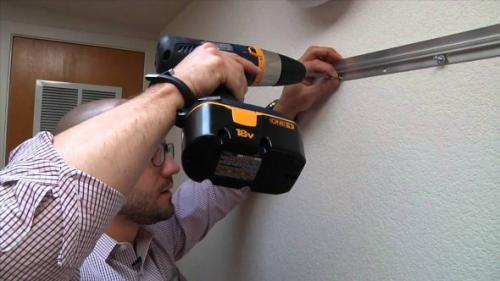 Как повесить зеркало с рамой на стену. Монтажные работы