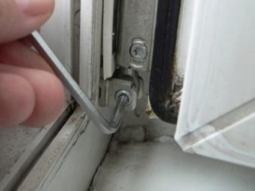 Как подтянуть дверь пластиковую. Настройка петель и навесов 04