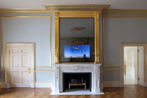 Расстояние между камином и телевизором. Можно ли вешать телевизор над камином