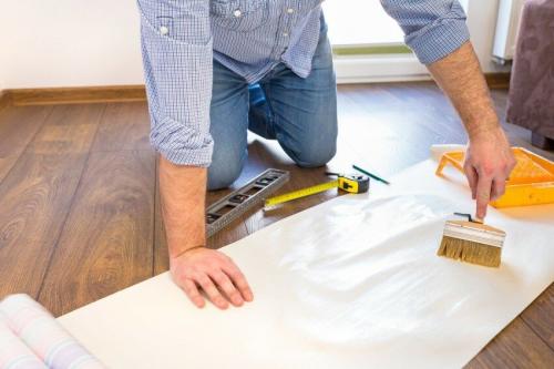 Чем отмыть монтажную пену с ламината. Как отмыть обойный клей с ламината