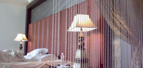 Шторы нити в интерьере спальни: изысканно и красиво