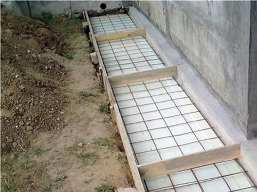 Слои отмостки. Опалубка и «подушка»