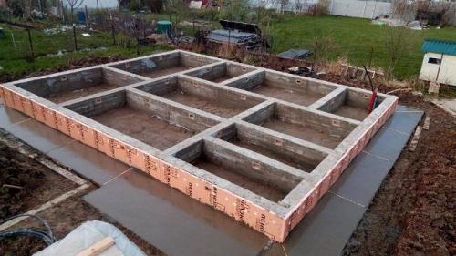 Сравнение деревянного дома и кирпичного. Деревянный или кирпичный дом строить? Сравните стоимость затрат при строительстве деревянного или кирпичного дома. 01 Сравнение деревянного дома и кирпичного. Деревянный или кирпичный дом строить? Сравните стоимость затрат при строительстве деревянного или кирпичного дома. 01