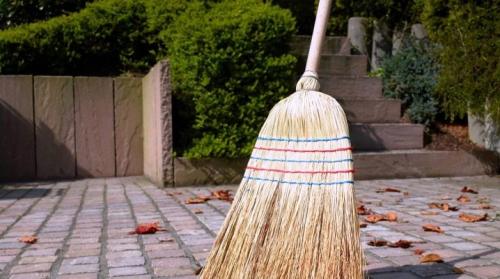 Как самому сделать метлу из пластиковых бутылок. Как изготовить метлу своими руками?