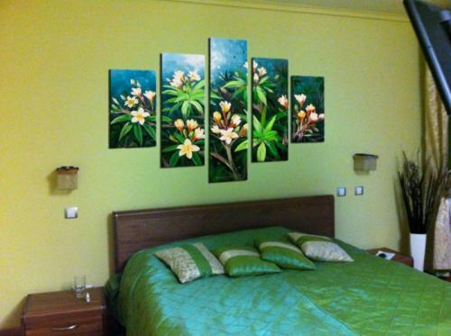 На каком расстоянии друг от друга вешать модульные картины. Плюсы и минусы использования в интерьере 10 На каком расстоянии друг от друга вешать модульные картины. Плюсы и минусы использования в интерьере 10