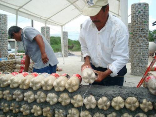 Дом из бутылок пластиковых. Как построить дом из пластиковых бутылок?