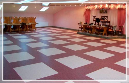 Линолеум под керамогранит. Линолеум с рисунком под плитку: фото в интерьере