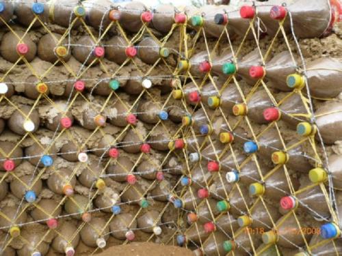 Дом из бутылок пластиковых. Как построить дом из пластиковых бутылок?