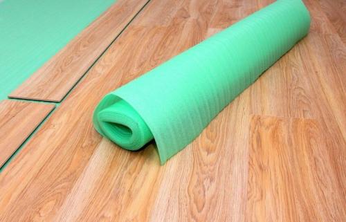 Укладка ламината на кухне. Монтаж подложки и изоляционного слоя