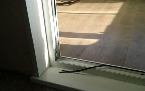 Как правильно клеить утеплитель на балконную дверь. Как утеплить пластиковую балконную дверь