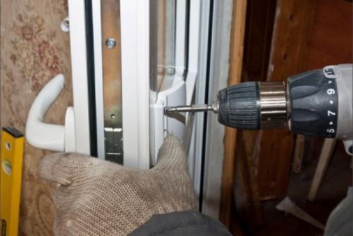 Как закрыть пластиковое окно снаружи. Как открыть пластиковое окно снаружи без повреждений?