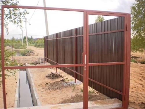 Забор из профнастила своими руками размеры. Монтаж забора с металлическими столбиками