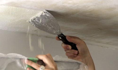 Чем смыть побелку с потолка быстро. Как быстро снять побелку с потолка: девять доступных способов