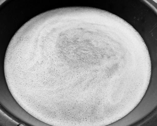 Чем смыть побелку с потолка быстро. Как быстро снять побелку с потолка: девять доступных способов