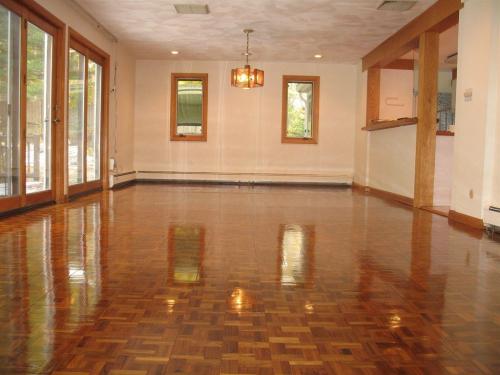 Чем паркет натирают. Чем можно натирать паркет в домашних условиях